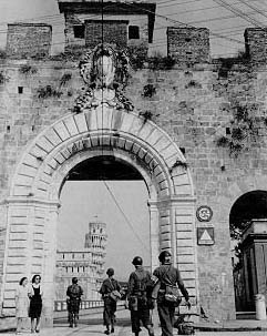 American patrols entering Pisa.
